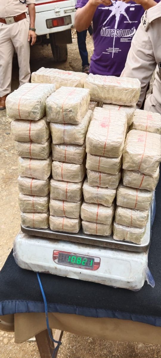 Subhankar_89's tweet photo. #BSF troops in Manipur, in a joint Op with Manipur Police on NH-102, Tengnoupal, intercepted a vehicle &amp; recovered seized approx 100K Yaba tablets worth value ₹15 Cr and 125 gms of suspected brown sugar. Drug trafficker was also apprehended #NarcoTerror #SSsoldiers https://t.co/8lpjWL5ZGJ