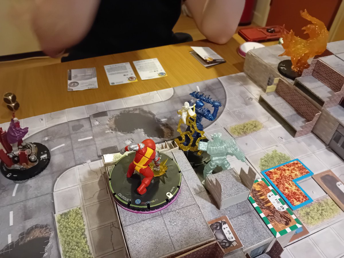 MarkLegend007's tweet image. Game 62 #heroclix A bye-bye game to a few XDPS x-men vs XDPS colossals.
X-men held their own, I do love that Jean/Cyke duo.
Late game I was 1 off so many rolls &amp;amp; cost me the game I lead in as Xavier finally fell.
He's fun but 100pts for 5 clicks is a risk, even in casual!