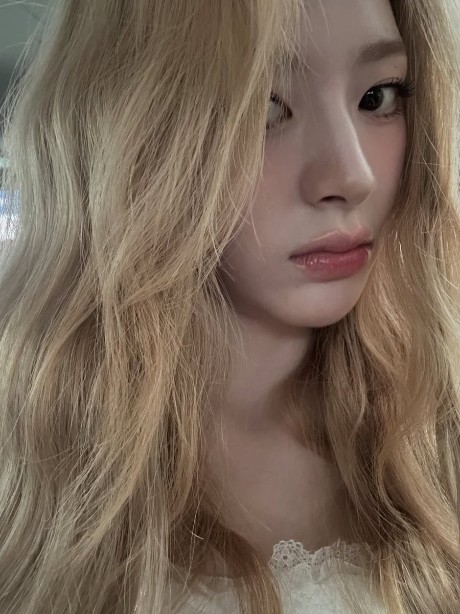 Seeur's tweet image. Selamat malam dari Seeur yang rambutnya baru (lagi).