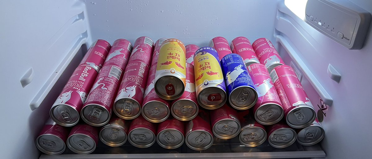 Cc <a href="/RedBullFrance/">Red Bull France</a> , j’ai plus de place dans mon frigo j’ai fait le stock de la meilleure redbull (avant qu’il n’y en ait plus 😔)
Vous avez pas un frigo redbull dans votre stock à tout hasard svp ? 🫣
