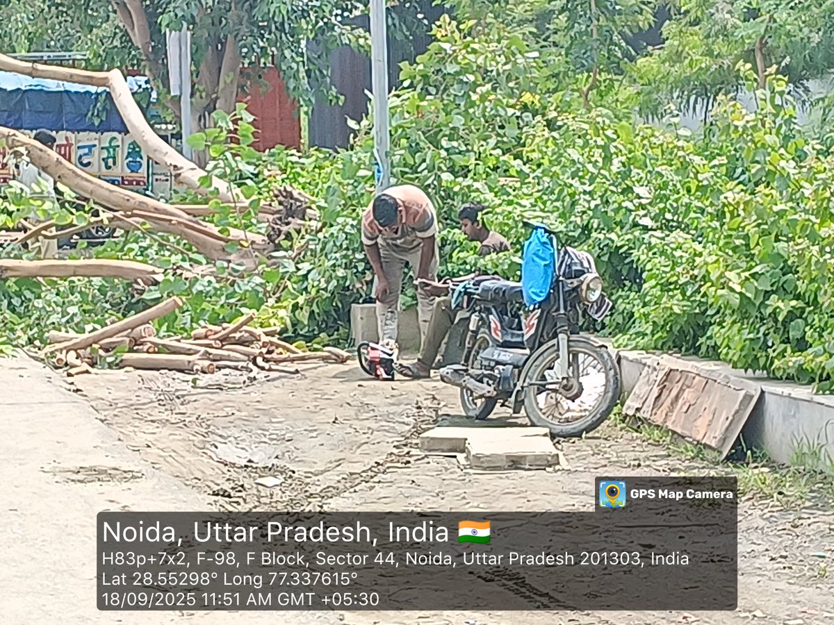 नोएडा: नोएडा प्राधिकरण के अधिकारियों से सवाल है आखिर किसके आदेश पर हरा-भरा पेड़ को कांटा गया। देश के प्रधानमंत्री एक पेड़ मां के नाम लगाएं जा रहें हैं। इस के लिए जिम्मेदार कौन? <a href="/UpforestUp/">Environment, Forest and Climate Change Department</a>. <a href="/CeoNoida/">CEO, NOIDA Authority</a>. <a href="/noida_authority/">NOIDA Authority</a>. <a href="/UppcbN/">U.P Pollution Control Board Greater Noida</a>.<a href="/rouppcbgbn/">RO UPPCB NOIDA, GBN</a>  

👉Note पूरी ग्रीन बेल्ट पर कब्जा है।