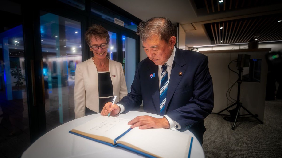 昨日の夕方、石破茂首相を#英国パビリオン#UKPavilionにお迎えしました。英国の最新の科学・技術・イノベーションを紹介した後、エキスポの水上ショーを眺めながら英国の料理を楽しみました。