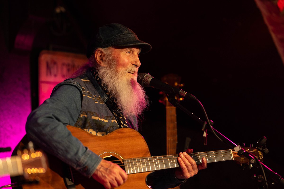 Clonguitarfest's tweet photo. Last night in DeBarra's was magical. Roy Harper had us in the palm of his hand throughout. Wonderfully accommpanied on acoustic guitar by son Nick Harper. It's a show that will live long in the memory. Thank you Roy! #CIGF25 #royharper #guitartown https://t.co/878rBBF9AN