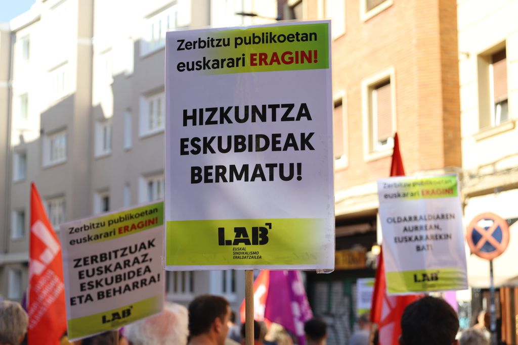 LAB SINDIKATUA (@labsindikatua) on Twitter photo 📣 Administrazio publikoaren euskalduntzeak behar duen segurtasun juridikoa bermatzeko exijitu dio LABek Eusko Legebiltzarrari
✊ Ardministrazio publikoko dozenaka ordezkari elkartu gara Gasteizen, eta mobilizazioa egin dugu Eusko Legebiltzarrera
🔗 labur.eus/fjx10ny2 📣 Administrazio publikoaren euskalduntzeak behar duen segurtasun juridikoa bermatzeko exijitu dio LABek Eusko Legebiltzarrari
✊ Ardministrazio publikoko dozenaka ordezkari elkartu gara Gasteizen, eta mobilizazioa egin dugu Eusko Legebiltzarrera
🔗 labur.eus/fjx10ny2