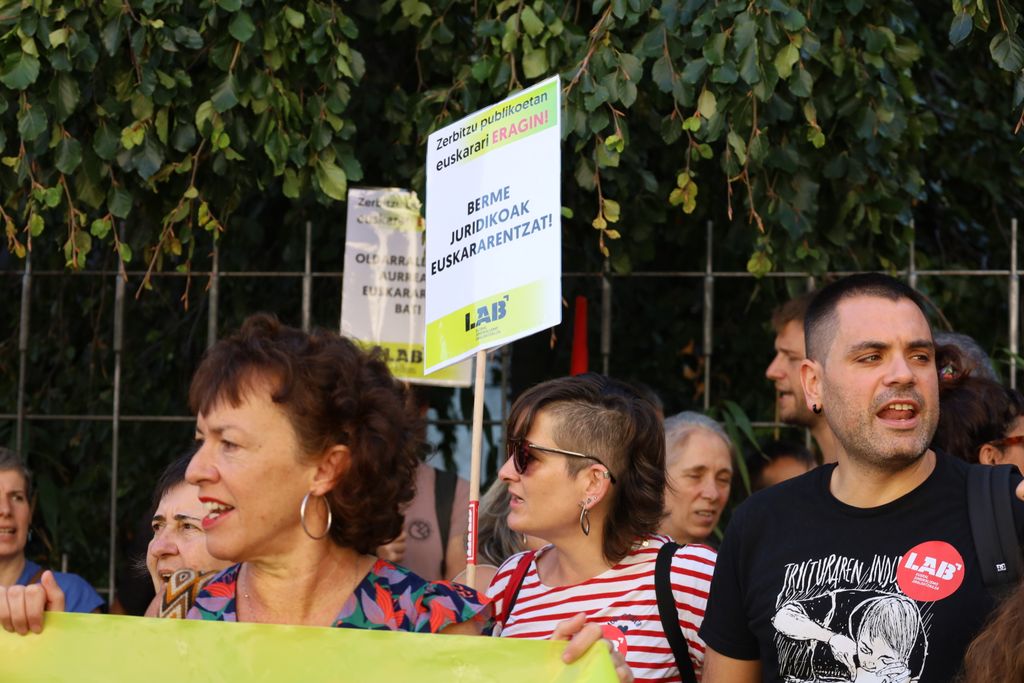 LAB SINDIKATUA (@labsindikatua) on Twitter photo 🔴 Euskaraz lan egin ahal izatea Euskal Herrian bizi den eta lan egiten duen langile ororen lan eskubidea dela defendatu du sindikatuak
🚨 Aldarrikapen berberarekin, mobilizazioak areagotuko ditu sindikatuak datozen aste eta hilabeteetan 🔴 Euskaraz lan egin ahal izatea Euskal Herrian bizi den eta lan egiten duen langile ororen lan eskubidea dela defendatu du sindikatuak
🚨 Aldarrikapen berberarekin, mobilizazioak areagotuko ditu sindikatuak datozen aste eta hilabeteetan