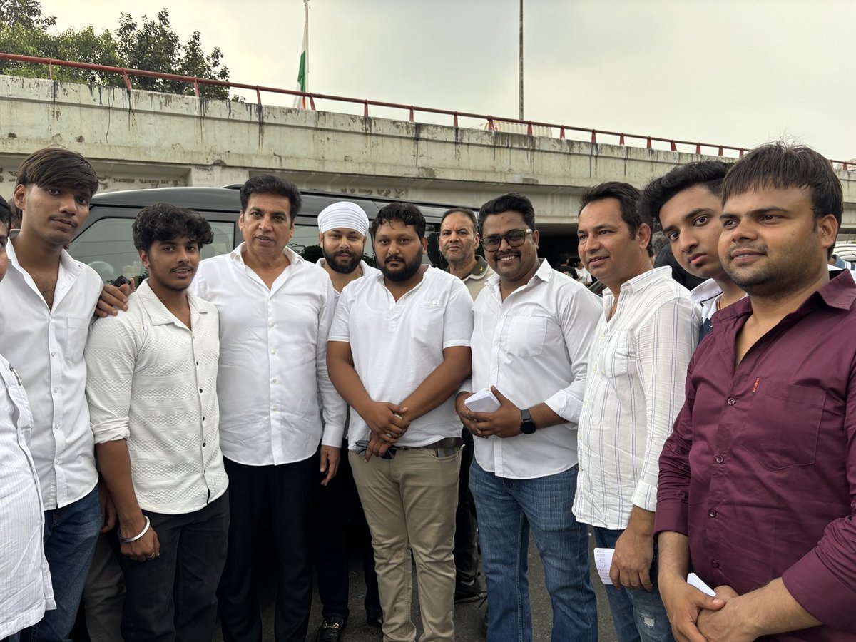 ranveer_da5523's tweet photo. “छात्रों का आशीर्वाद, NSUI के साथ”
आज दिल्ली कांग्रेस अध्यक्ष @devendrayadvinc ने राजधानी कॉलेज और शिवाजी कॉलेज पहुँचकर छात्रशक्ति से NSUI पैनल 5225 को विजयी बनाने की अपील की।
#VoteForNSUI
#VoteFor5225 https://t.co/YNS3PGEc4b