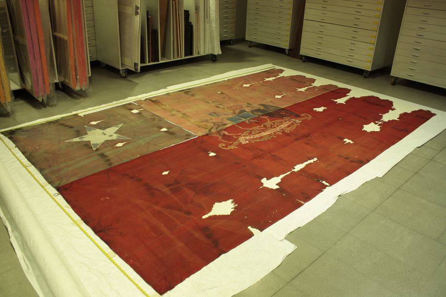 RobertoMerken's tweet image. 18 de septiembre 🇨🇱 

🔴 Hoy recuerdo la bandera chilena que quedó en La Moneda tras el Golpe de Estado. Los orificios son de balas, las manchas, de sangre.

🔴 Quienes se autoproclamaron “defensores de la patria” no dudaron en destruir el símbolo que decían proteger.
Esa…