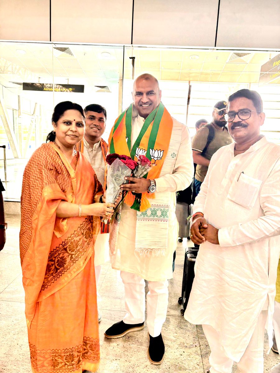cpjoshiBJP's tweet photo. 📍 रायपुर 

आज आत्मनिर्भर भारत संकल्प अभियान के निमित्त छत्तीसगढ़ प्रवास हेतु रायपुर पहुंचने भाजपा प्रदेश पदाधिकारियों एवं कार्यकताओं के सम्मान से अभिभूत हूं।

#आत्मनिर्भरभारत
#हरघरस्वदेशी 
#MadeInIndia
#VocalForLocal https://t.co/CskjK8rv3h