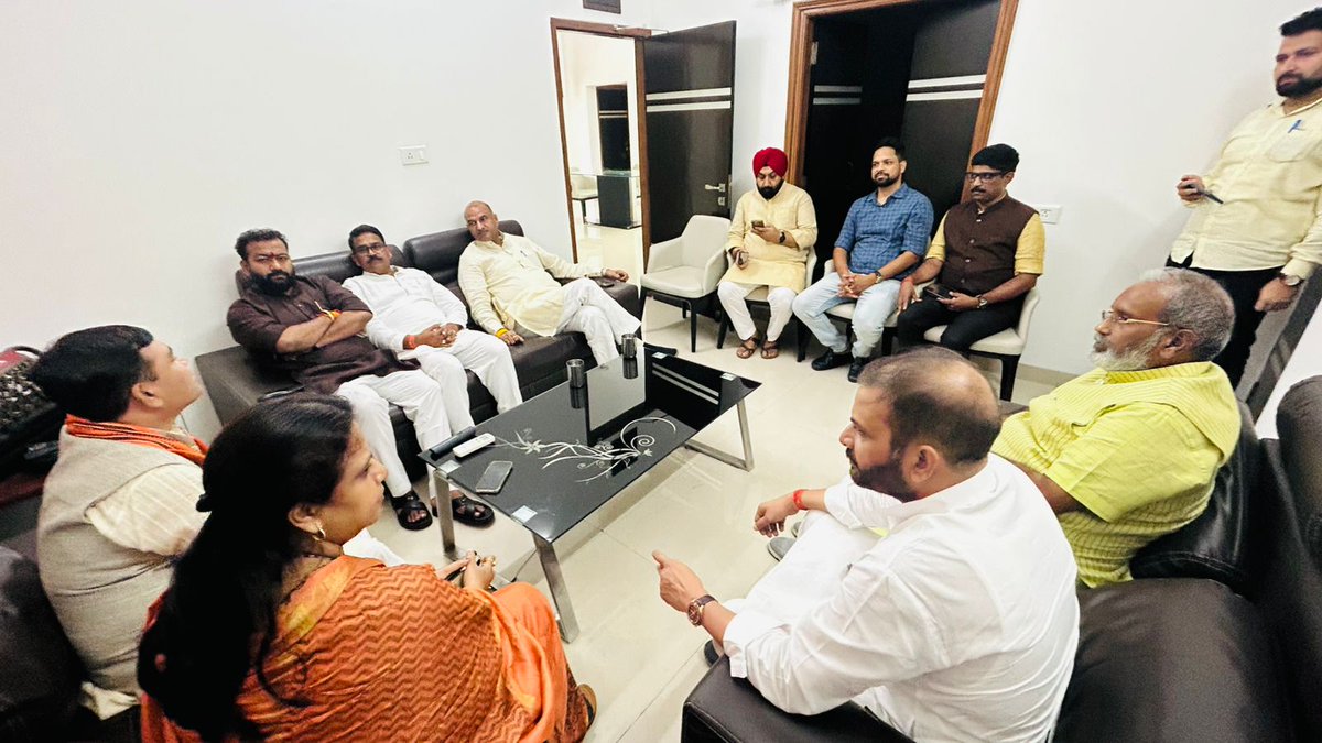 cpjoshiBJP's tweet photo. 📍 रायपुर 

आज आत्मनिर्भर भारत संकल्प अभियान के निमित्त छत्तीसगढ़ प्रवास हेतु रायपुर पहुंचने भाजपा प्रदेश पदाधिकारियों एवं कार्यकताओं के सम्मान से अभिभूत हूं।

#आत्मनिर्भरभारत
#हरघरस्वदेशी 
#MadeInIndia
#VocalForLocal https://t.co/CskjK8rv3h