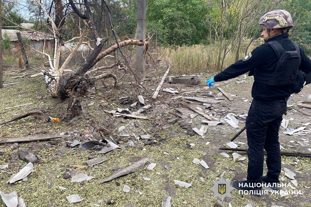 wartranslated's tweet photo. The Russian army dropped a FAB-250 bomb with a UMPK on a residential area in Kostyantynivka. As a result of the attack, 5 people were killed. Four apartment buildings were damaged. https://t.co/7LKlvdxuAF