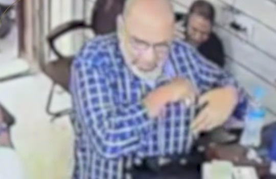 hnamasr's tweet photo. لحظة بيع أسورة الملك بسوسنس في محل مجوهرات بالقاهرة بعد سرقتها من المتحف المصري بمقابل 180 ألف جنيه https://t.co/hHwFJiL93x