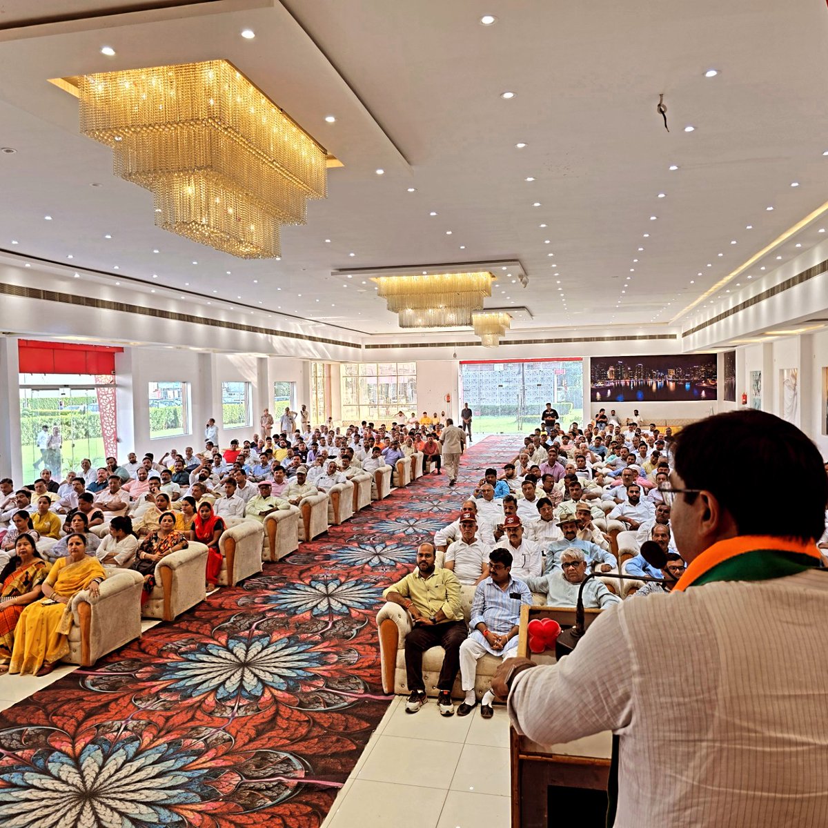 आज जनपद बुलंदशहर के होटल ग्रीन इंडिया में आदरणीय प्रधानमंत्री श्री नरेन्द्र मोदी जी के जन्मदिवस के उपलक्ष्य में आयोजित सेवा पखवाड़ा अभियान के अंतर्गत "प्रबुद्ध संवाद" कार्यक्रम को मुख्य अतिथि माननीय पूर्व गन्ना मंत्री ( उ. प्र. सरकार ) श्री सुरेश राणा जी ने संबोधित किया ।