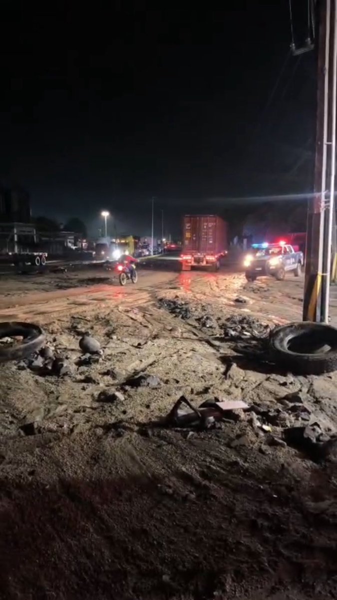 🚧 Aviso Vial

En la carretera Manzanillo–Minatitlán, a la altura de Jalipa, la circulación 🚛 para vehículos pesados continúa obstruida por un tractocamión atorado.

🚙 Solo pueden transitar autos y camionetas ligeras.
⚠️ El sentido Minatitlán–Manzanillo está libre, pero lento.