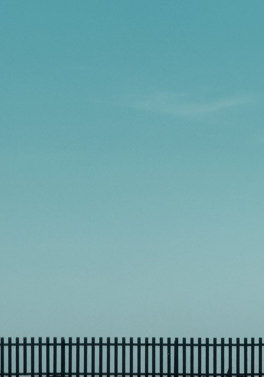 Alonein43672278's tweet image. #photography #fence #sky #blue