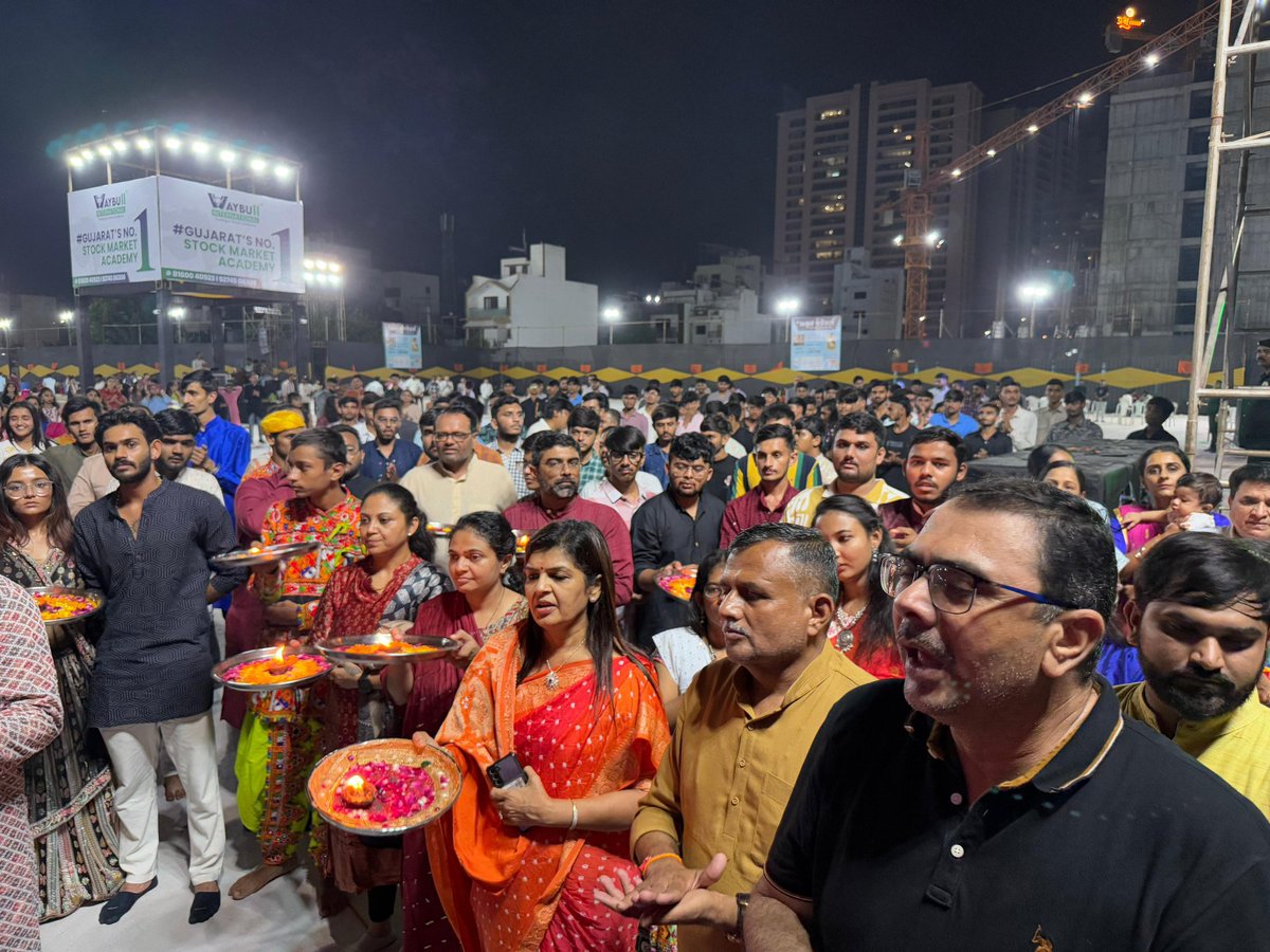 ABVPGujarat's tweet image. #ABVPRajkot દ્વારા સાંસ્કૃતિક ગરબા મહોત્સવ નું આયોજન કરવામાં આવ્યું જેમાં ધારાસભ્ય  શ્રી દર્શિતાબેન શાહ અને પ્રદેશ રાષ્ટ્રીય કલામંચ સંયોજક શ્રી હાર્દિકદાન ગઢવી વિશેષ ઉપસ્થિત રહ્યાં...

#ABVPGujarat #RKM #ABVPForStudents