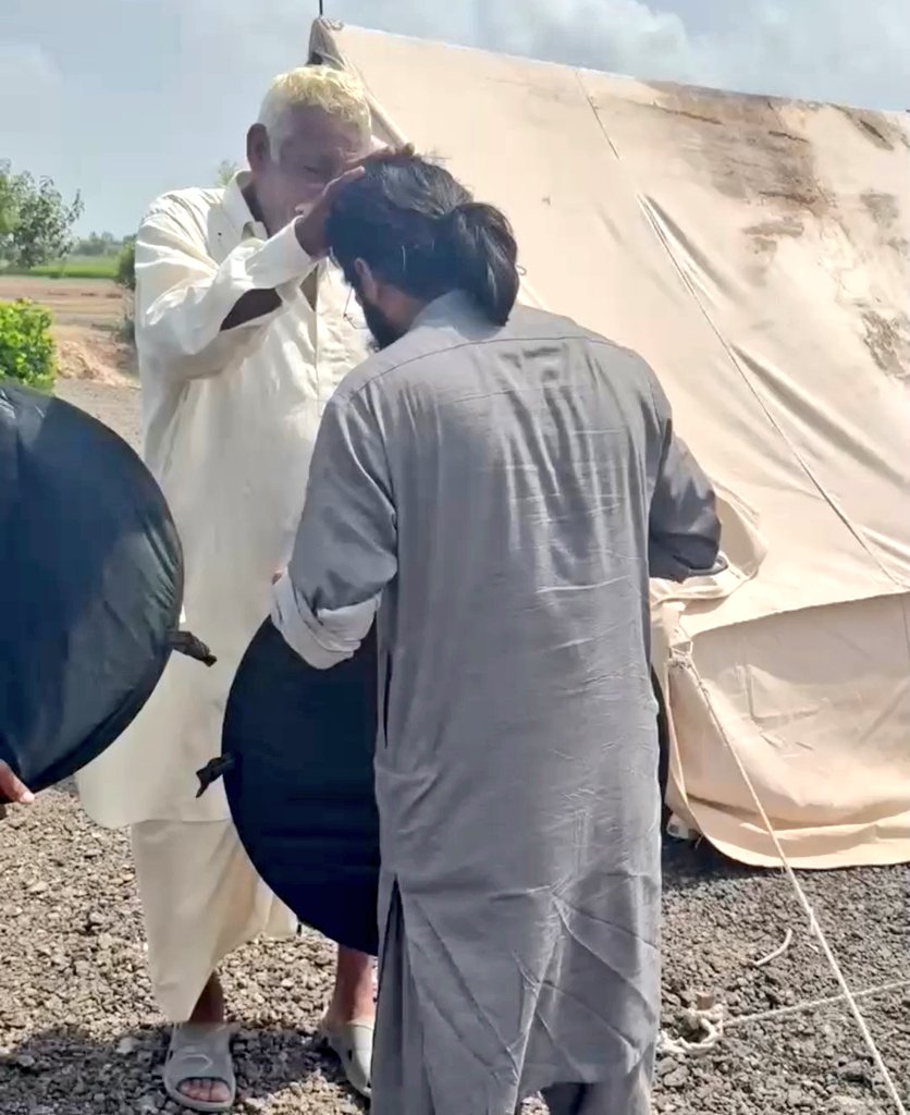 جب کوئی بھی تھکا ہوا ہوتا ہے اور سامنے سے بزرگ سر پر ہاتھ رکھ کر کہتا ہے۔۔
" اللہ تیرا بھلا کرے گا " قسمے چس ا جاتی ہے۔۔۔
سیلابی علاقوں میں اس وقت ہزاروں جوان اپنے گھر بار چھوڑ کر دکھ کی اس گھڑی میں اپنے پاکستانیوں کے ساتھ شانہ بشانہ خدمت میں مشغول ہیں۔