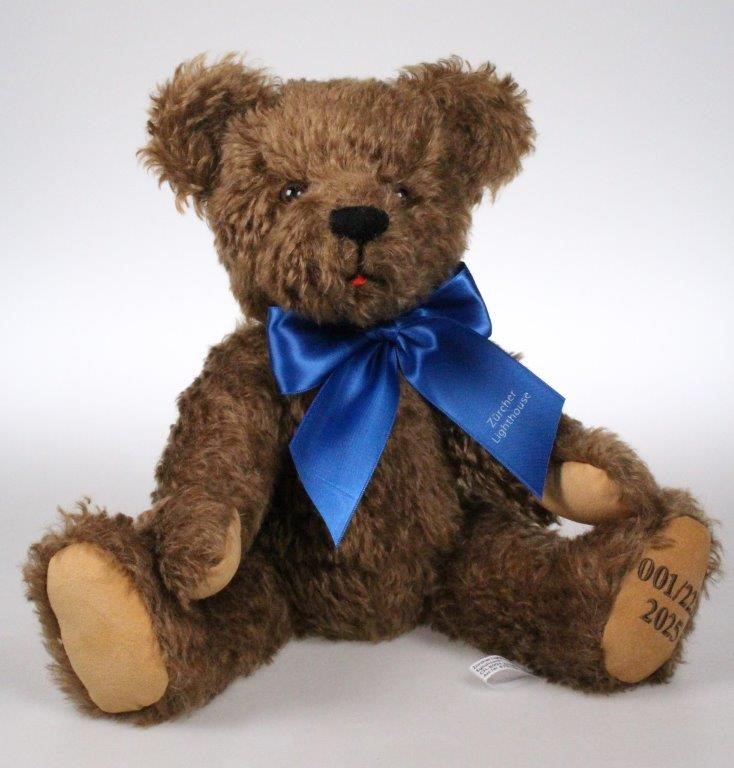 LighthouseZH's tweet photo. 🧸 Der neue Jahrgangsbär Milai ist da!
Dunkelbraunes Mohair, 38 cm, limitierte Edition 💙
📦 Ab Mitte Nov. online
🐻 Ab Ende Nov. am Bärenstand Zürich

#Milai #Jahrgangsbär2025 #ZürcherLighthouse https://t.co/WfpUhSNnG5