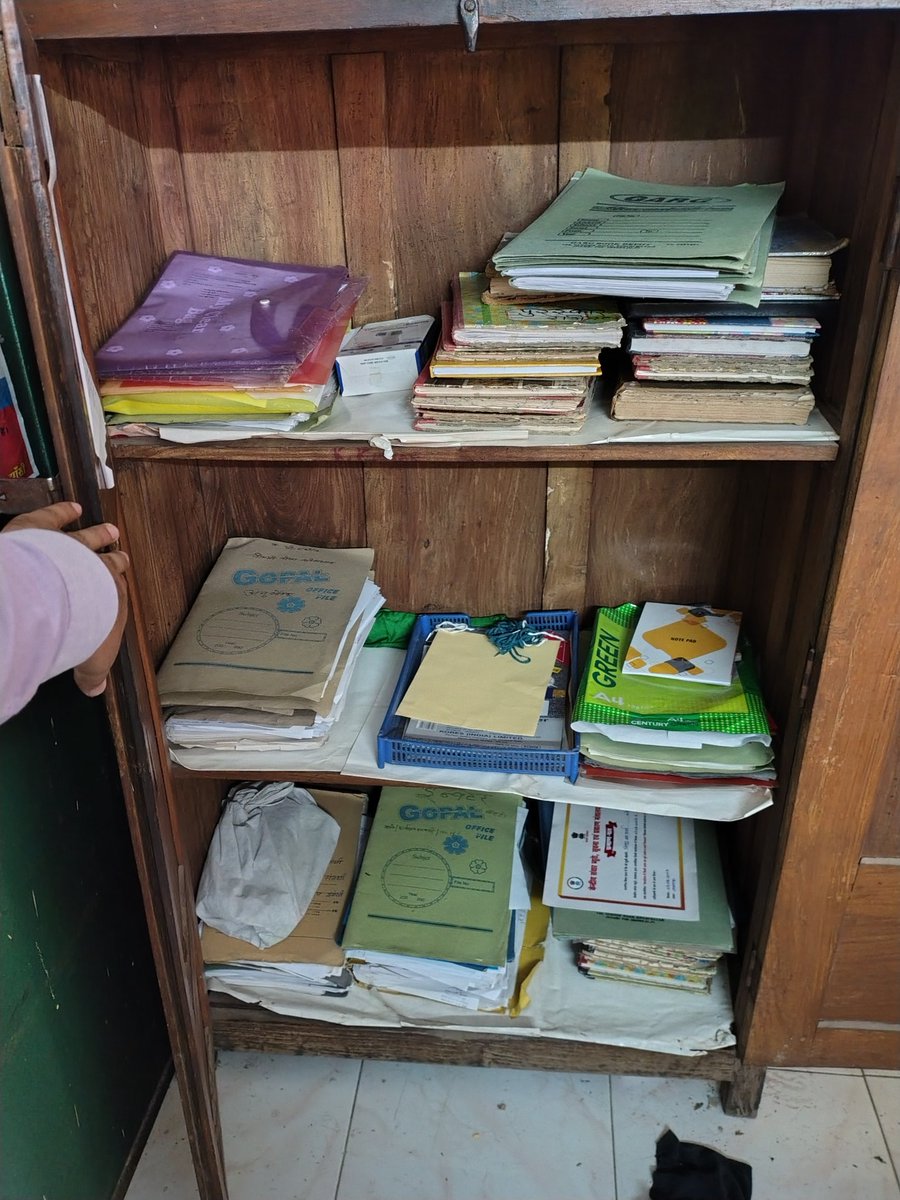 "स्वच्छता ही सेवा" अभियान के अंतर्गत आज केंद्रीय संचार ब्यूरो, झांसी में फाइल एवं अभिलेख अलमारी की साफ-सफाई का कार्य किया गया. 

<a href="/CBCLucknow/">Central Bureau of Communication, Uttar Pradesh</a> <a href="/MIB_India/">Ministry of Information and Broadcasting</a>
<a href="/MIB_Hindi/">सूचना एवं प्रसारण मंत्रालय</a>

#SwachhataHiSeva2025