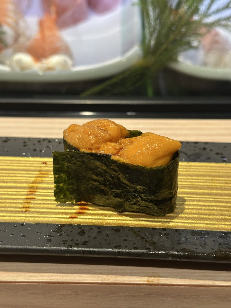 bongtao's tweet photo. ตอนนี้เวลามาญี่ปุ่น ชอบกินซูชิของแบรนด์ Onodera ที่สุดละ ร้านหลักได้ดาวมิชลิน แล้วแตกแบรนด์ย่อยมีทั้งแบบสายพาน และแบบนั่งเคาเตอร์สั่งทีละคำ 

เฉลี่ยมื้อนึงราวๆ 6,000-8,000¥ นี่คือได้กินของดีๆพวกอูนิ หรือชูโทโร่ด้วย บรรยากาศไม่เกร็ง ราคาสมเหตุสมผล มีสาขาทั้งโตเกียว โอซาก้า https://t.co/u0I4chfEes