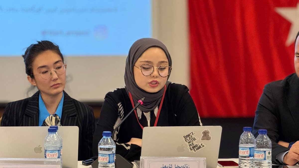 Uygur Soykırımı Devam Ederken Uygur Kimliğinin Korunması Konferansı 5. panelinde Diasporada Uygur Kimliğinin Korunmasında Uygur Gençlerin Rolü tartışıldı.
Barat Açinuq'un başkanlığıyla, Abdumuktedir Udun, Ahmetjan Kasim, Maide Muhter, Dolunay Tanrıdağlı ve Züleyha Uygur konuştu.