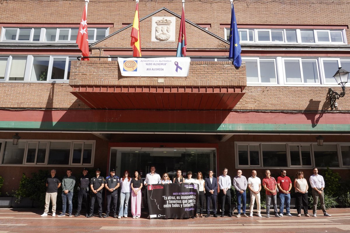 🟣 Esta mañana, la ciudadanía de #Alcorcón ha guardado un minuto de silencio en señal de repulsa y condena por el asesinado por violencia de género de una mujer en Murcia, trasladando nuestra solidaridad y afecto a sus familiares y amistades.

#NiUnaMenos 
#NosQueremosVivas