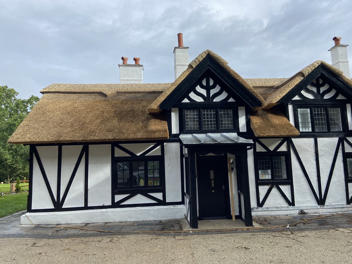 masterthatcher2's tweet image. All finished at #RabyMere.#Thatching. #MasterThatchers