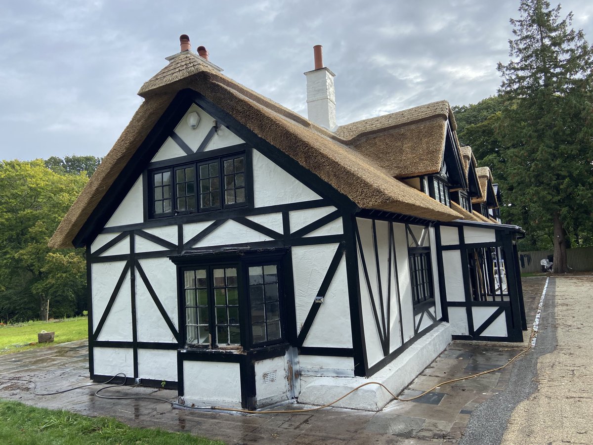 masterthatcher2's tweet image. All finished at #RabyMere.#Thatching. #MasterThatchers