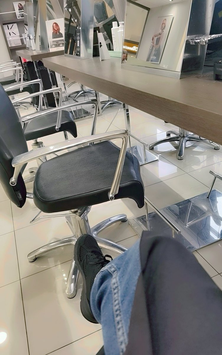J'espère que les larbins triment pendant que je profite d'un bon coiffeur 💁‍♀️👑
Findom FinD 
#findom #findomsub #FinD #Feetfetish #feetِ #soles
#moneymiss #moneyslave #sub