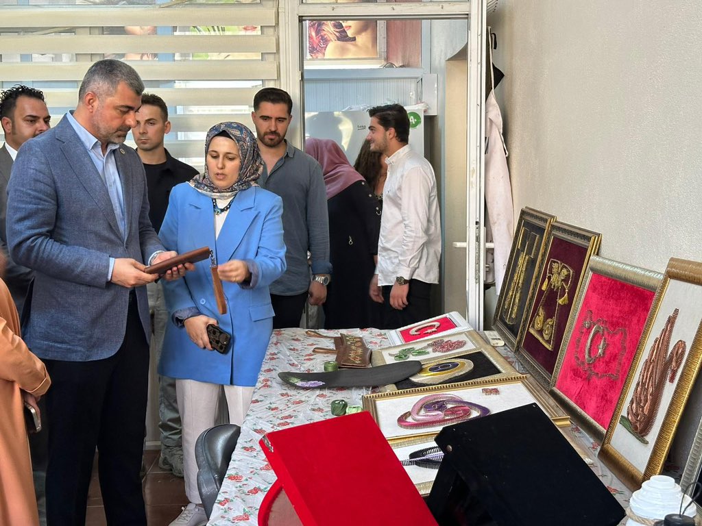 farukkilic47's tweet image. 📍#Yeşilli 

✅ Yeşilli Belediye Başkanımız Sn. Hayrettin Demir ve heyetimizle birlikte, Yeşilli Aile Destek Merkezi’ni ziyaret ederek yürütülen çalışmalar hakkında bilgi aldık. 

✅ Toplumumuzun temel taşı olan ailelerin her yönden güçlenmesine destek sağlayan bu değerli