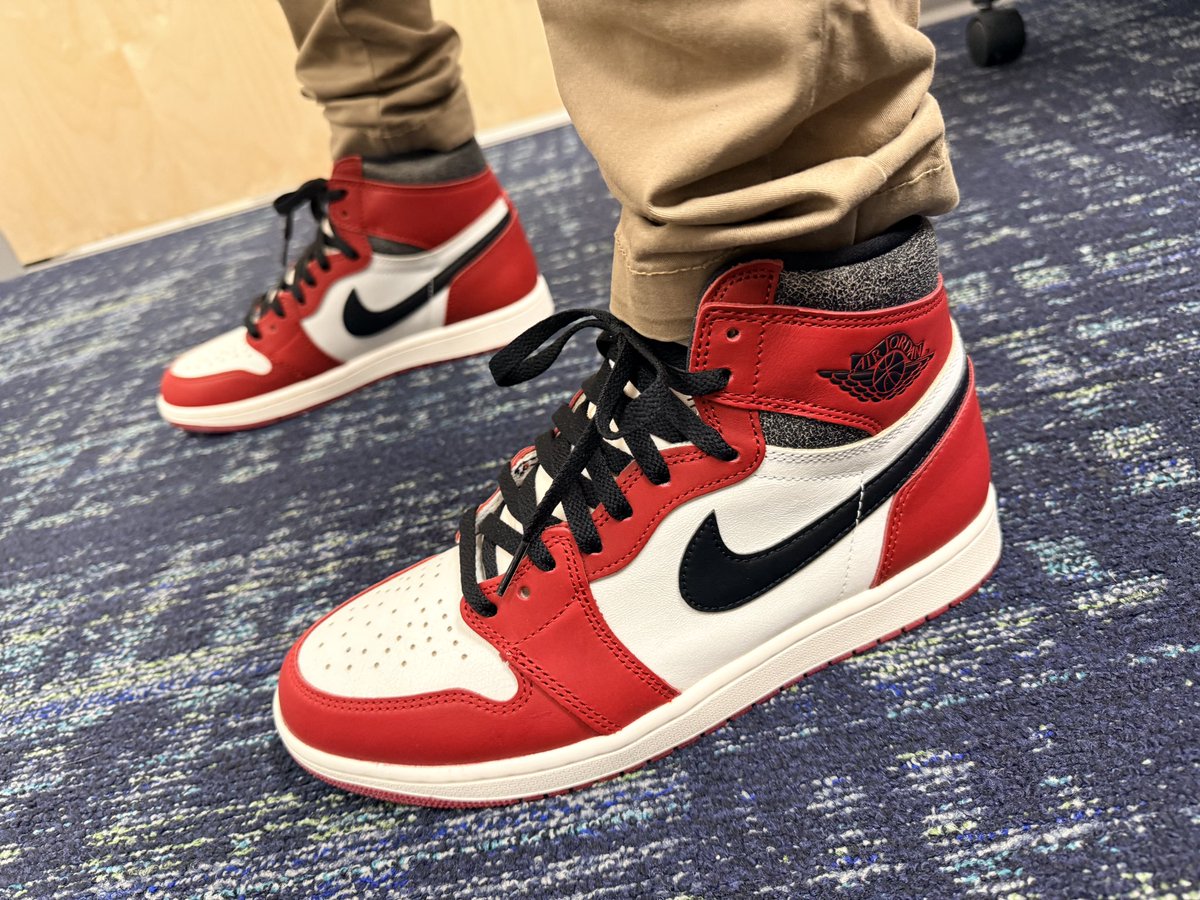 westeves25's tweet photo. #KOTD #FireFriday eve #Nike #Jordan #AJ1 #DeanLife What better day to unDS my Lost and Founds than a random Friday-Eve for a Volleyball tournament. https://t.co/8Kak7vHdB7