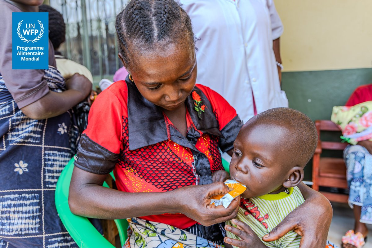 À #Kalemie 🇨🇩, dans le cadre de son programme contre la malnutrition aiguë modérée, le Programme alimentaire mondial (#PAM) a distribué 145 tonnes d’aliments nutritifs spécialisés 🍚🍨 à plus de 15 600 femmes enceintes et allaitantes🤰🤱ainsi qu’à des enfants de 6 à 59 mois 👶.