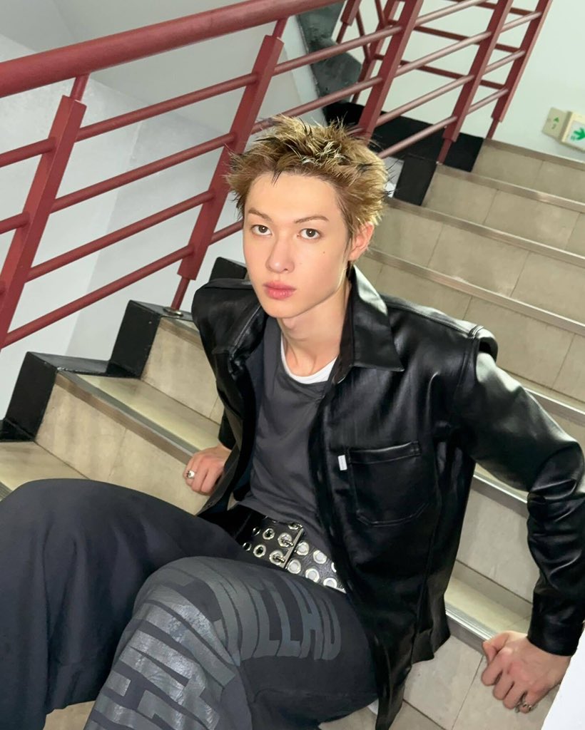 [250918] FRUITS FAMILY Interview 💬
#MARTIN #마틴

👤: ไอเทมล่าสุดที่คุณเพิ่งซื้อ หรือไอเทมที่อยากได้มากที่สุดตอนนี้?

🐕‍🦺: เมื่อไม่นานมานี้ ผมเพิ่งซื้อ stud มา แล้วก็เทหมดหน้าตักไปกับรองเท้าคู่นึง (ฮา) ส่วนที่อยากได้จริง ๆ ก็คือสนีกเกอร์ Rick Owens รุ่น Geobasket กับ Ramones ครับ