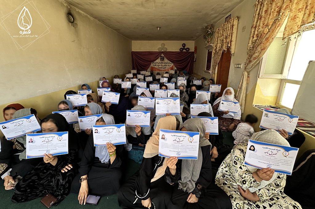 فراغت بانوان از دوره آموزش خیاطی در ولایت بامیان

بنیاد خیریه قطره مراسم فراغت نزدیک به یک‌صد تن از بانوان و دختران ولایت بامیان را از دوره پنج‌ماهه آموزش خیاطی برگزار کرد.

این برنامه با هدف توانمندسازی اقتصادی و ایجاد زمینه‌های اشتغال راه‌اندازی شده بود. فارغین اکنون با مهارت