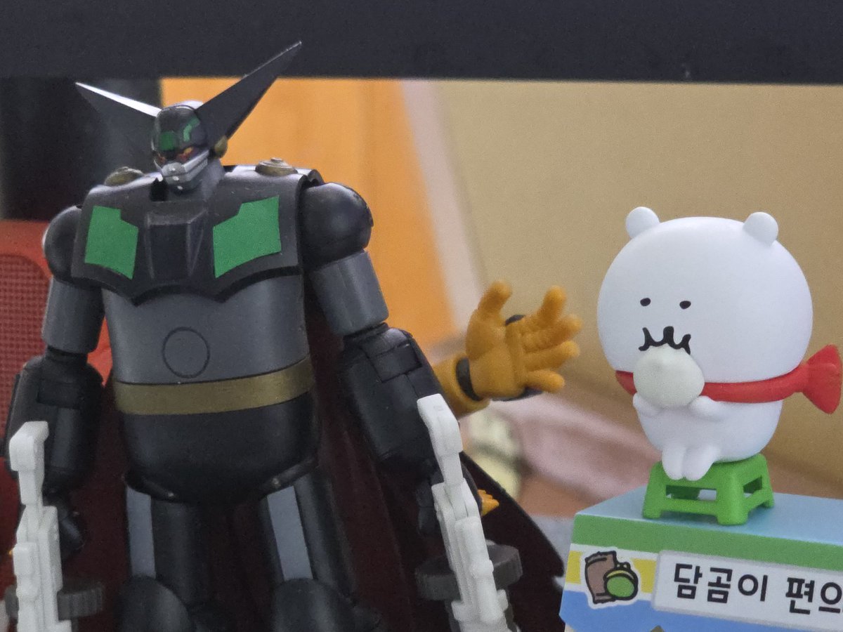 담곰: 호빵...드시겟습니까
부라게: 아니...