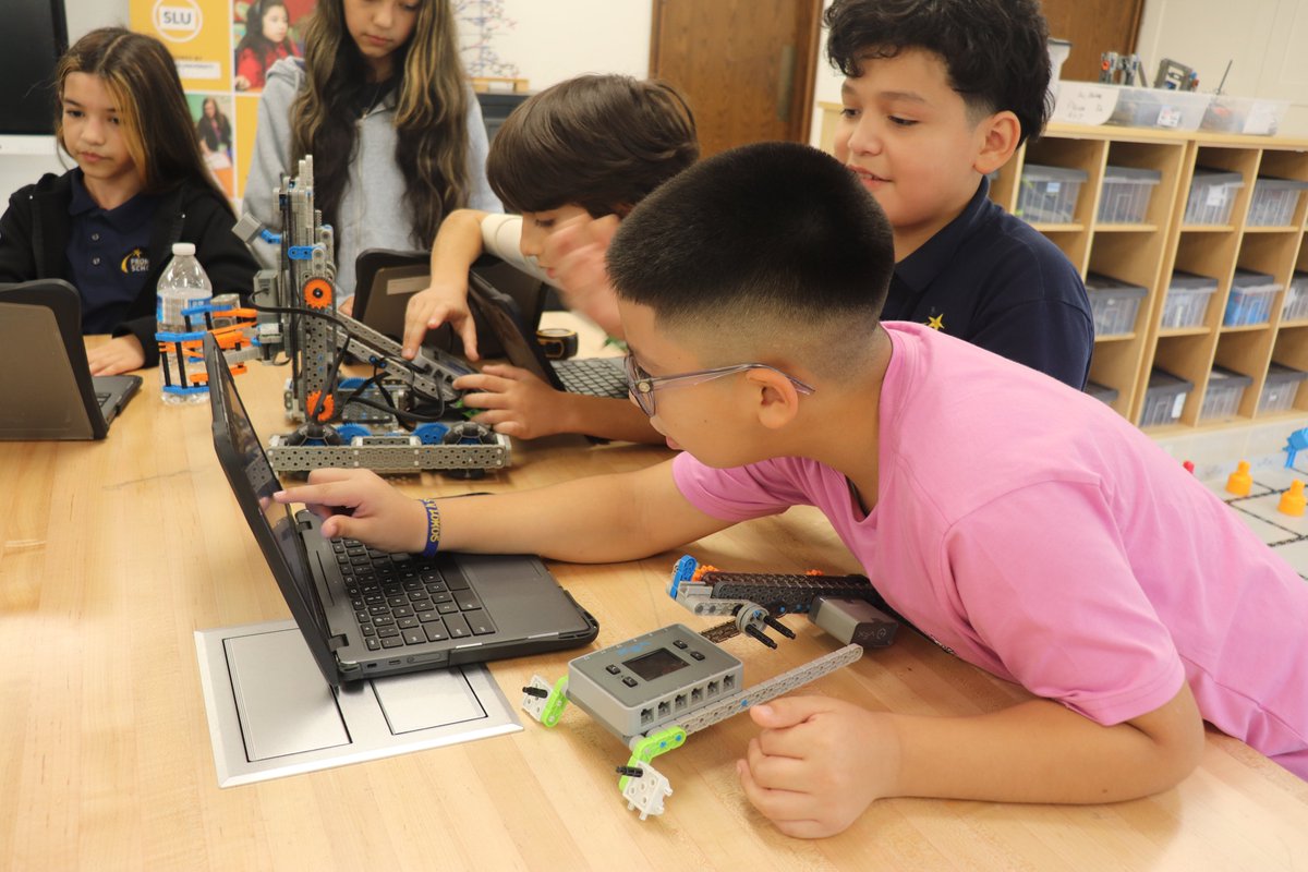 FrontierSchools's tweet image. Our #FSIMiddle 5th–7th grade Tigers are having a great time in #VEXRobotics! 🤖🐯
From design to building and coding, these future engineers are learning teamwork, problem-solving, and innovation every step of the way. ✨
#STEM #Education #FrontierSchools
