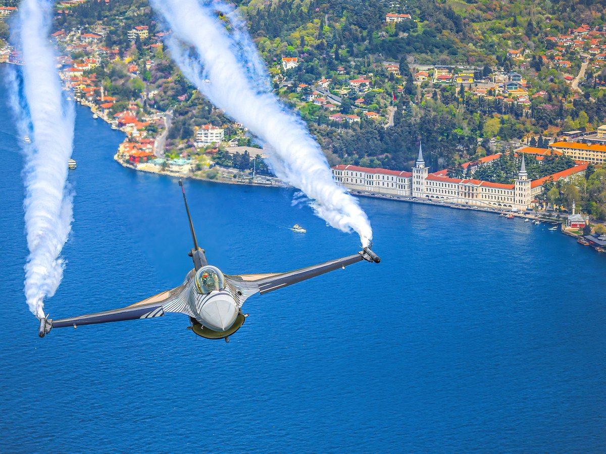 Happy friday! ✈️🔥
Have a great weekend!