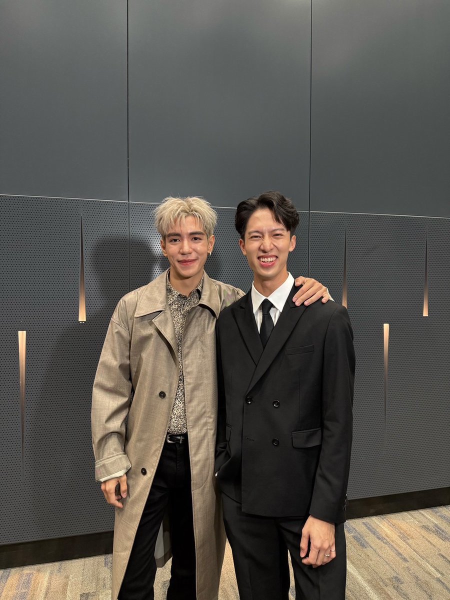 โตมากับกามิ! มาร์ค–ไป๊ป จุดไฟความคิดถึง ไวรัลทะลุล้านวิว เมื่อ “มาร์ค” ( ธนัท รัตนสิริพันธ์)  และ “ไป๊ป” ( มนธภูมิ สุมนวรางกูร ) อดีตไอดอลขวัญใจวัยรุ่นจากค่าย KAMIKAZE ที่เป็นรักแรก ในใจใครหลาย ๆ คน ได้โคจรกลับมาพบกันอีกครั้งในงาน FEED x KHAOSOD AWARDS 2025 ที่ผ่านมา