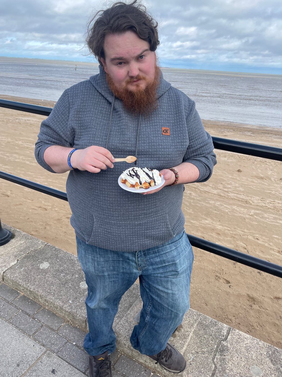 LorenzoPShort's tweet photo. Went to Cleethorpes yesterday for a day out with my girlfriend and her brother. Arcades, Chinese buffet, beers and many steps. https://t.co/7vjmDGvkVT