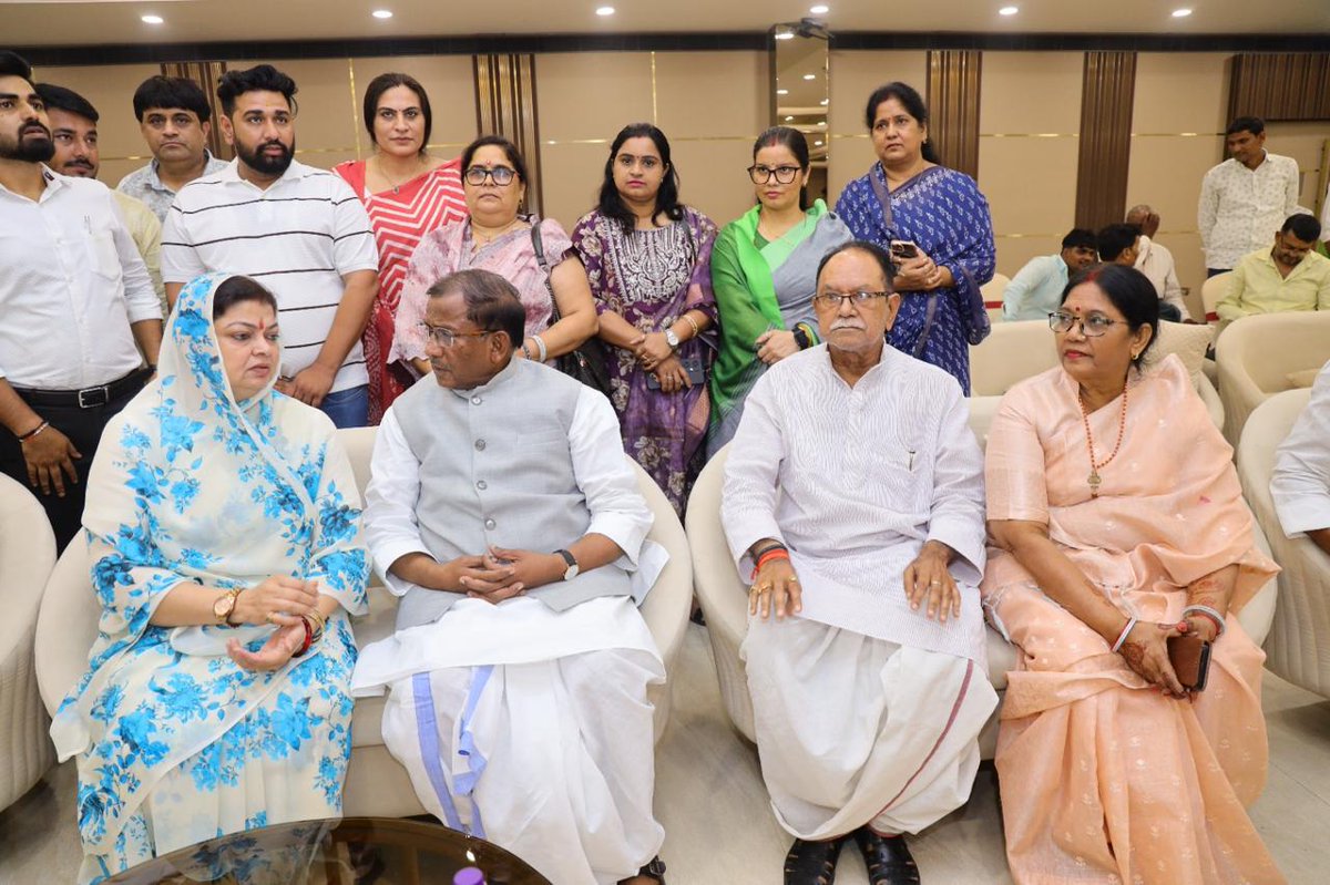 Laxmanacharya54's tweet photo. आज माननीया राज्यसभा सांसद श्रीमती दर्शना सिंह जी के नोएडा स्थित आवास पर पहुंचकर उनकी दिवंगत पूज्यनीय माता जी को श्रद्धासुमन अर्पित किया । ईश्वर से प्रार्थना है कि वे पुण्यात्मा को अपने श्रीचरणों में स्थान प्रदान करें।
@rashtrapatibhvn 
@narendramodi https://t.co/j4sdwbN1iQ