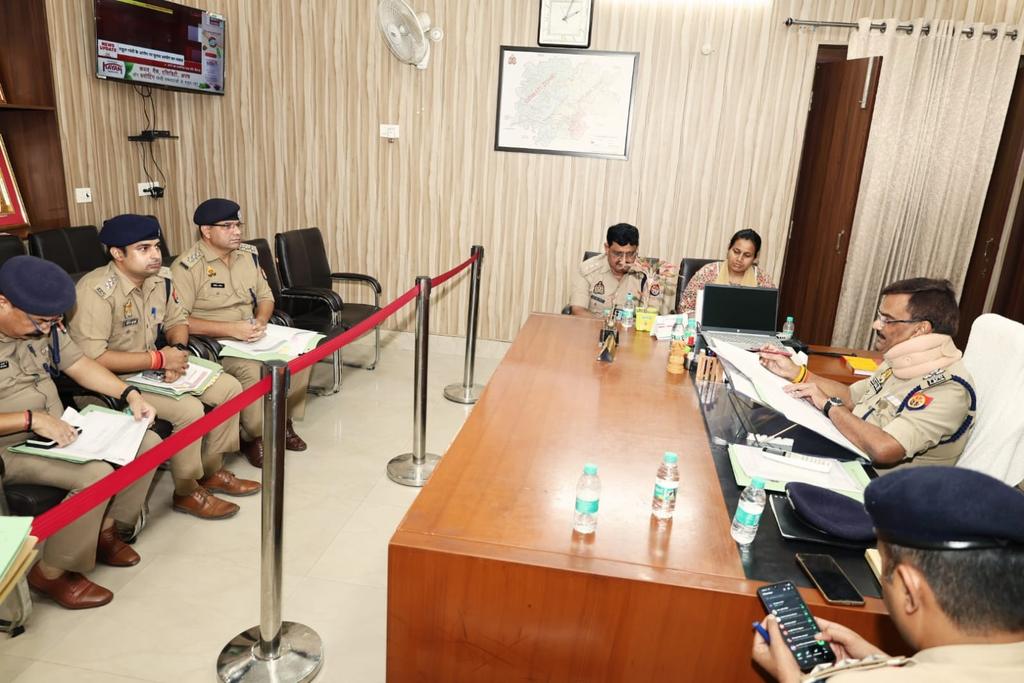 पुलिस कमिश्नरेट वाराणसी के तीनों जोन के समस्त सहायक पुलिस आयुक्त स्तर पर की जा रही विवेचना के निस्तारण की स्थिति की समीक्षा  की गयी। सर्व सम्बंधित को आवश्यक दिशा-निर्देश दिए गए।