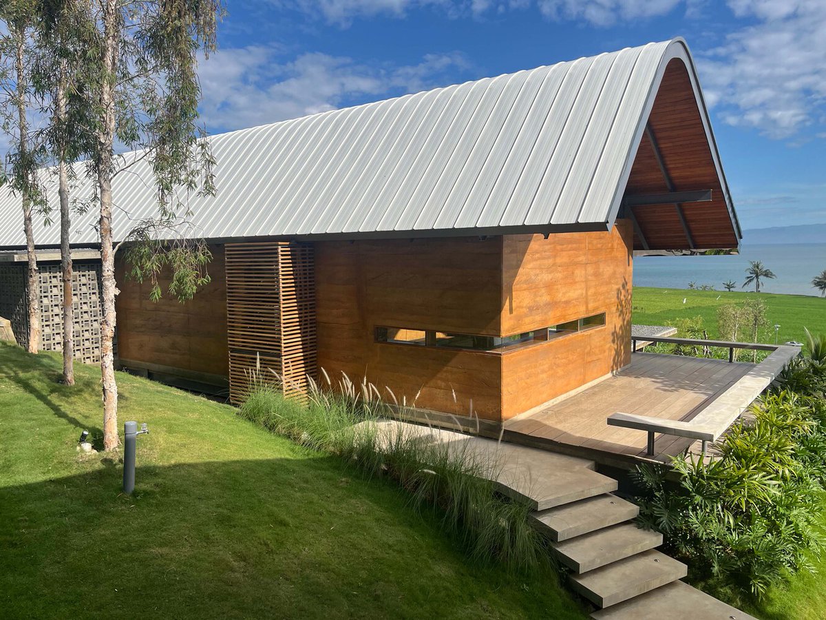 w_emerg's tweet image. How can a home reconnect with land &amp;amp; community? 
In West Java, Budi Pradono’s Omah Tanah House uses rammed earth walls, solar energy, rainwater collection &amp;amp; soil conservation to blend tradition with sustainability, redefining modern Indonesian living.
#RammedEarth #Local #Eco