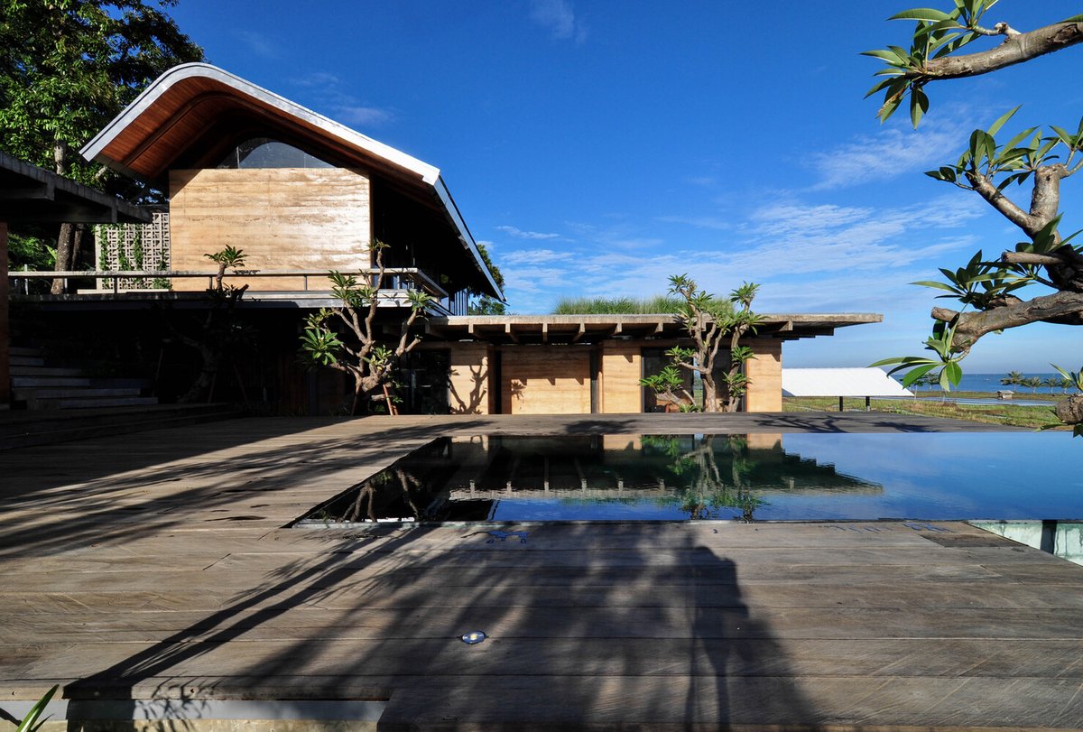 w_emerg's tweet image. How can a home reconnect with land &amp;amp; community? 
In West Java, Budi Pradono’s Omah Tanah House uses rammed earth walls, solar energy, rainwater collection &amp;amp; soil conservation to blend tradition with sustainability, redefining modern Indonesian living.
#RammedEarth #Local #Eco
