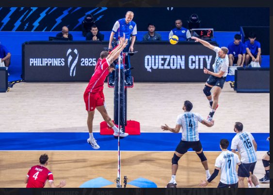 🇦🇷 Vamosss que seguimos

👉🏻La selección Argentina de voley venció 3-2 a Francia y lo dejó fuera del Mundial. 
Con este resultado el equipo nacional avanzó a los octavos de final siendo líder del Grupo C, sin derrotas. 

🤩 Luciano Vicentin fue el máximo anotador del partido (22)