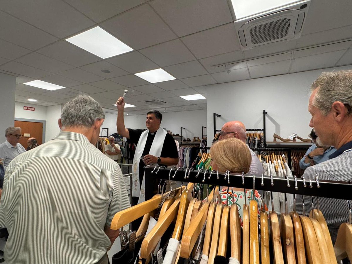 CaritasMadrid's tweet photo. Inauguramos una nueva tienda Moda re- en la Av. de la Albufera.
Un espacio que genera empleo de inserción, ofrece ropa digna y fomenta la sostenibilidad.
https://t.co/QLN0BkbBof
#Modare- #Modasostenible #casacomun https://t.co/8blWB3Mdfn