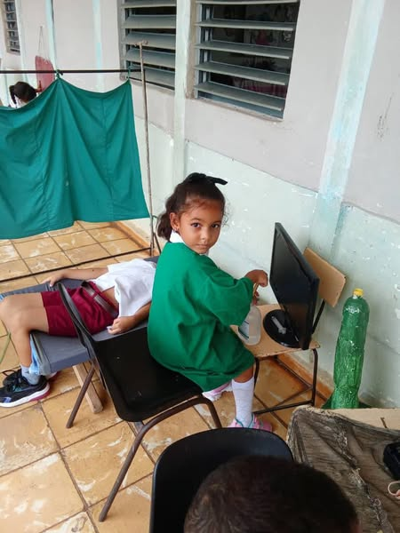 En la institución educativa Paquito González, los niños del grado preescolar realizan diferentes imitaciones de la vida cotidiana desarrollando las habilidades intelectuales a través de su actividad fundamental, el juego.#Cubamined #MatancerosenVictoria