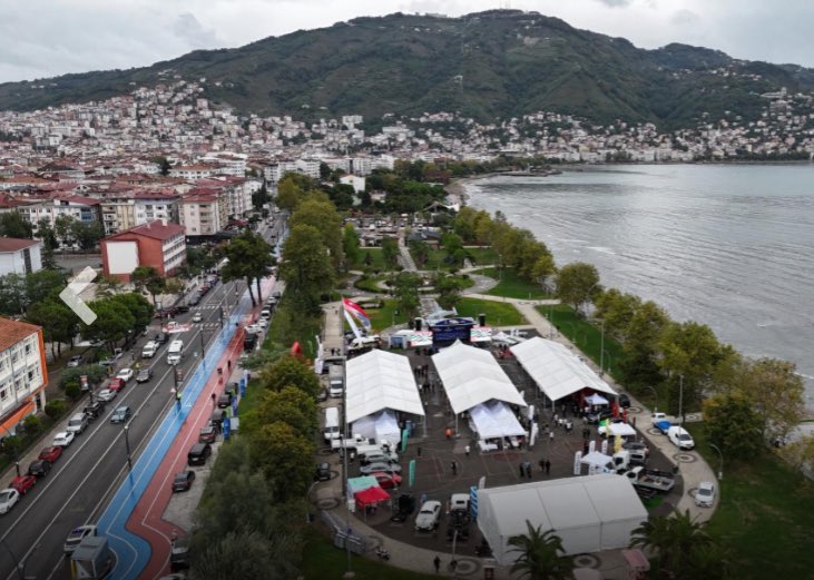 hnagy52's tweet photo. Ordu’da hâlâ kongre & fuar merkezi yok!
Her seçim dönemi verilen sözler tutulmadı. Bugün yağmur altında #OrduTicaretFestivali’nde esnaf da ziyaretçiler de mağdur oldu.
Kapalı alanda olsa şehrimiz kazanacaktı.
Bu vebal, yıllardır söz verip yapmayan anlayışın!
#Ordu #FuarMerkezi https://t.co/X4iNhEQLUK
