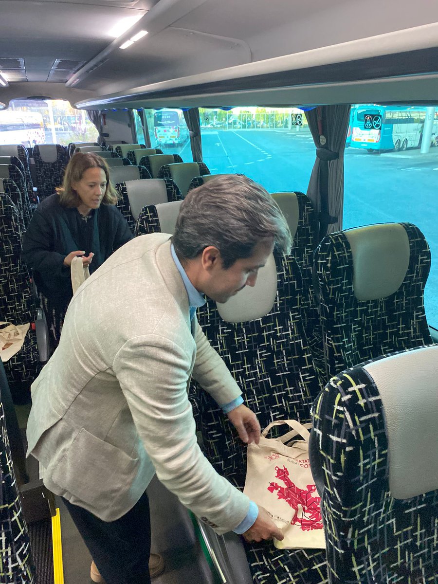 Jonnogales's tweet photo. ☘️ Desarrollamos con motivo de la #SemanaEuropeadelaMovilidad una campaña especial informativa sobre los servicios de #Alavabus y #TransporteComarcal

🚌 Esta mañana, en la Estación de Autobuses, hemos repartido entre viajeros/as folletos informativos y una bolsa reutilizable https://t.co/8V0io2ddBK
