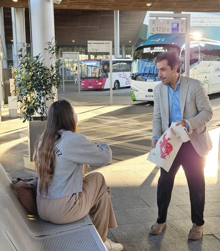 Jonnogales's tweet photo. ☘️ Desarrollamos con motivo de la #SemanaEuropeadelaMovilidad una campaña especial informativa sobre los servicios de #Alavabus y #TransporteComarcal

🚌 Esta mañana, en la Estación de Autobuses, hemos repartido entre viajeros/as folletos informativos y una bolsa reutilizable https://t.co/8V0io2ddBK