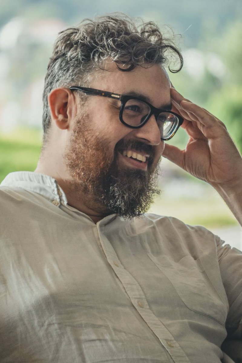 Aitor nos ha dejado esta noche. Demasiado pronto y con muchas cosas por hacer.
Era una persona inteligente , con muchísimas inquietudes y ganas de ayudar y escuchar a todo el mundo.
El vacío que deja en nuestros corazones no podremos llena.
Te queremos de aquí a la luna y vuelta.