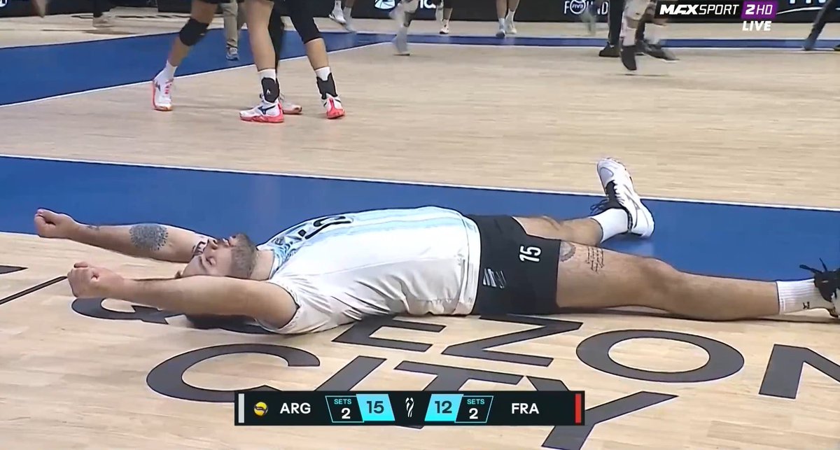 Luciano De Cecco es el equivalente a Messi en el voley para Argentina

Mira cómo festeja es pase a octavos después de eliminar al CAMPEÓN OLÍMPICO